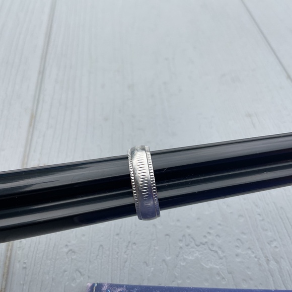 Silvertone Etched Band Ring Unisex Size 7.5 - Picture 5 of 8